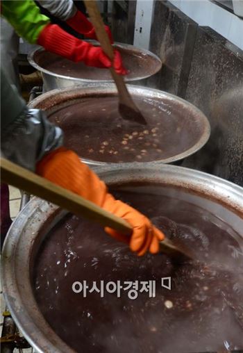 지난해 12월22일 동짓날을 맞아 서울 종로구 조계사에서 불자들이 이른 아침부터 팥죽을 끓이고 있다.(사진=아시아경제DB)
