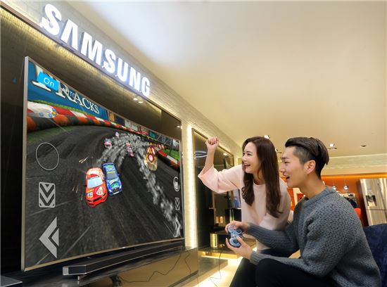 ▲삼성전자 모델이 삼성 딜라이트에서 삼성 스마트 TV로 다양한 신규 게임을 즐기고 있다. 