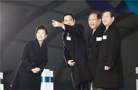 21일 열린 삼성바이오로직스 제 3공장 기공식에 참석한 박근혜 대통령(왼쪽)과 황우여 사회부총리(오른쪽 두번째), 유정복 인천시장(오른쪽 첫번째)이 이재용 삼성전자 부회장(왼쪽  두번째)과 환하게 웃고 있다.