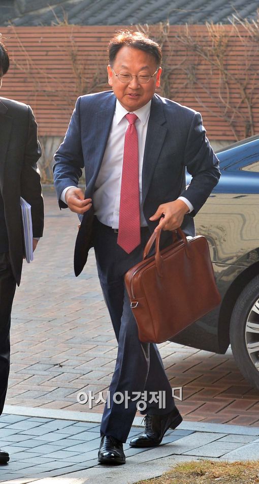 [포토]출근하는 유일호 후보자 