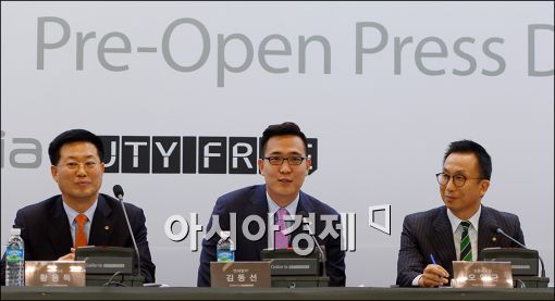 [포토]답변하는 김승연 한화 회장 막내 김동선 과장