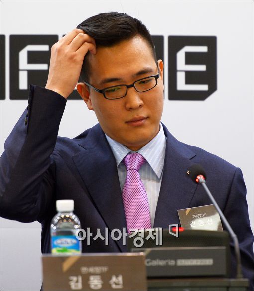 [포토]머리 긁적이는 김승연 회장 막내아들 김동선