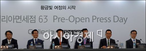 [포토]기자들 질문에 답변하는 김승연 회장 막내아들 김동선