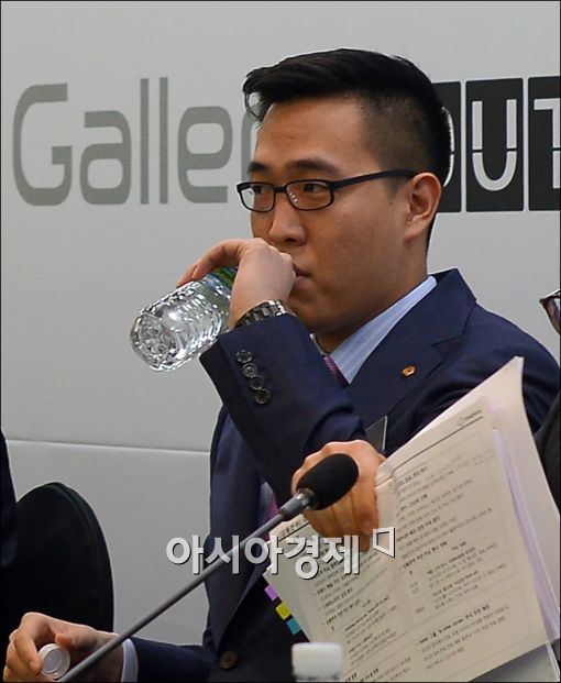 [포토]물 먹는 김승연 회장 막내아들 김동선
