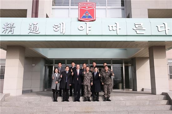 22일 유재훈 예탁결제원 사장(앞줄 왼쪽부터 세번째)과 임직원들이 육군부사관학교 관계자들과 기념 촬영을 하고 있다.