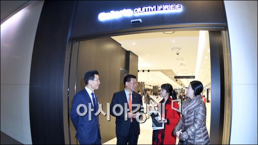 [포토]갤러리아면세점 둘러보는 황용득 대표