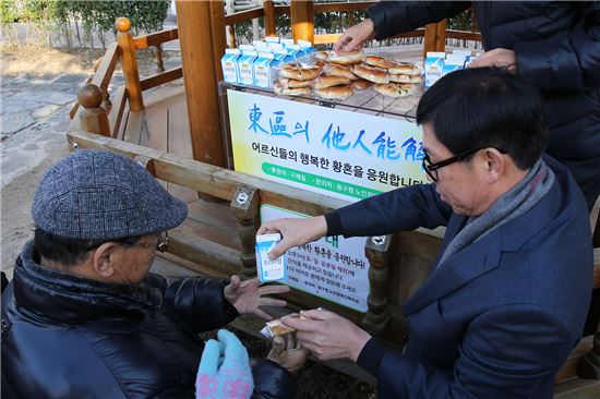 광주광역시 동구가 푸른길공원에 ‘사랑의 간식함’을 설치하고 운영에 들어갔다.