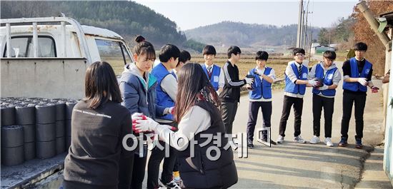 함평군 학다리고교 학생들 소외계층에 연탄 전달