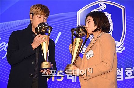 'KFA 시상식' 男·女 선수에 각각 김영권·조소현…후보 살펴보니