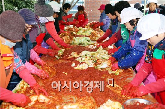 장흥군자원봉사센터는 지난 21일 ‘장흥노인전문요양원’에서 김장담그기 봉사 활동을 펼쳤다. 
