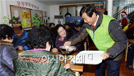 [포토]떡국 배식봉사 하는 최영호 남구청장