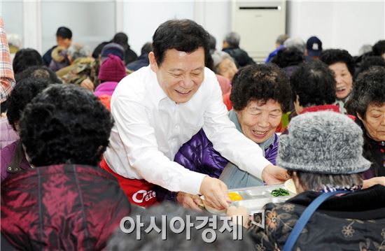 윤장현 광주광역시장은 23일 오전 ‘1일 시민시장’ 박정식 씨, 사회복지과 직원 등 20여 명과 함께 서구 금호지구 금호종합사회복지관을  찾아 ‘소통과 나눔’의 봉사활동을 펼치고 있다.