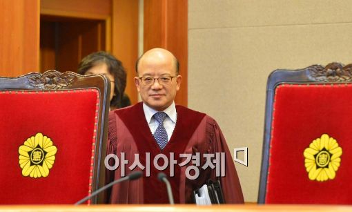 [포토]재판정 들어서는 박한철 헌법재판소장 