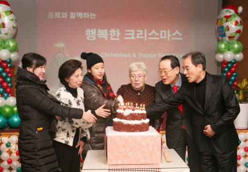 김영대 대성산업 회장(오른쪽 두번째)이 23일 홀트아동복지회를 찾아 성탄축하 행사를 벌이고 있다.