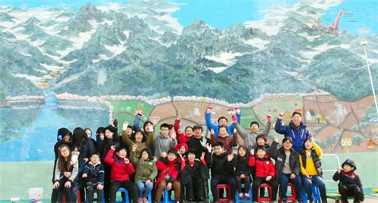 영암 삼호도서관은 최근 꿈다락토요문화학교 제2기 참여자 27명에 대한 수료식과 함께 커다란 벽화를 완성했다. 

