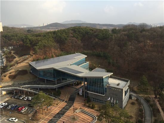 용인시는 3억원을 들여 기흥도서관에 태양광발전설비를 설치했다.