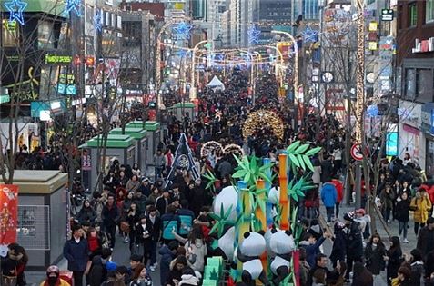 "눈 대신 달"…'럭키문' 크리스마스, 어디로 가볼까