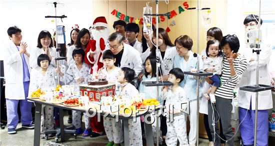전남대학교병원(병원장 윤택림)이 성탄절을 하루 앞둔 오는 24일 1동 5층 소아청소년과 병동에서 ‘환아를 위한 크리스마스 잔치’를 열었다.
