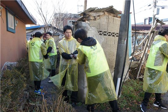 경기도시공사 직원들이 23일 남양주 덕소에서 연탄나눔행사를 펼치고 있다.