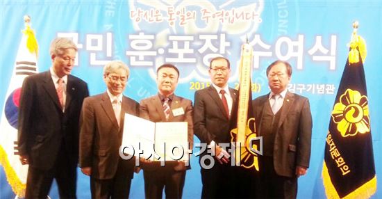 민주평통장흥군협의회(회장 김현복)는 지난 22일 백범김구기념관에서 지역통일 활동 최우수협의회로 선정되어 민주평통의장상을 수상했다.