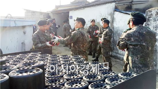 장흥군 향토예비군, 연탄나눔으로 사랑의 온기 지킨다