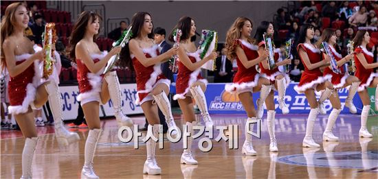 [포토]산타걸로 변신한 치어리더