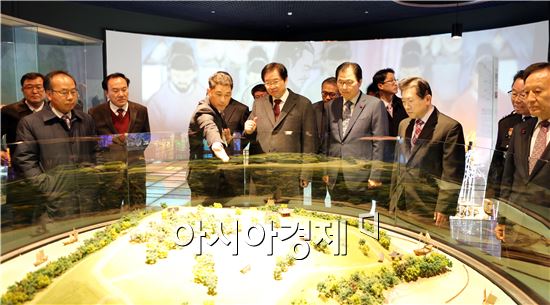김영석 해양수산부장관이 24일 완도군을 방문해 장보고 대사의 역사유적지에 대해 설명을 듣고있다.