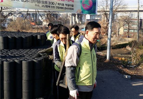 한동영 한양 대표가 24일 인천 동춘동에서 연탄 3000장과 쌀, 라면 등 생활필수품을 전달하는 봉사활동을 펼치고 있다.(제공: 한양)
