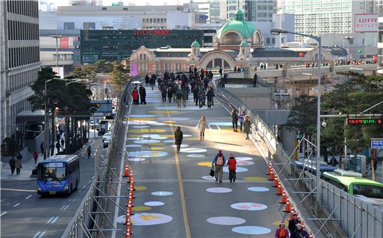 25일 열린 서울역고가 시민개방행사에 참석한 사람들이 고가 위를 걷고 있다.