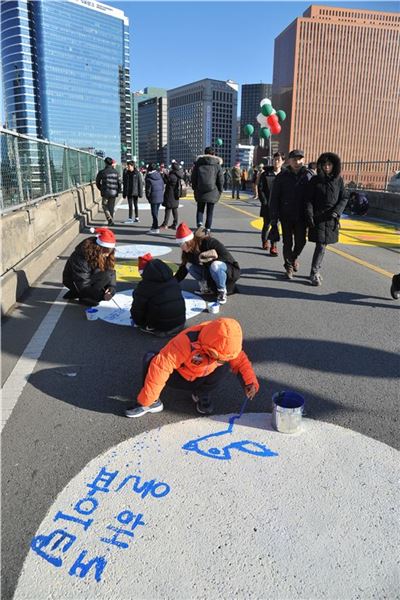25일 열린 서울역고가 시민개방행사에 참석한 한 시민들이 고가 위를 걷고 설계안에 대한 의견을 남기고 있다. 시는 이날 자유롭게 제안된 시민의견을 검토해 반영할 계획이다.