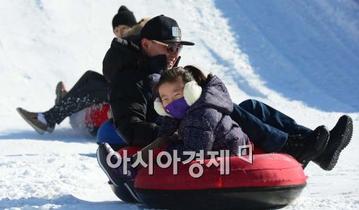 [포토]즐거운 눈썰매에 웃음꽃 활짝 