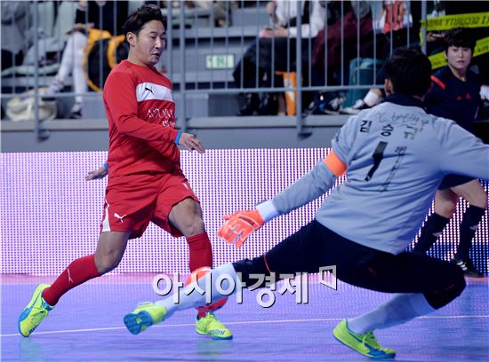 [포토]이천수, '승규야, 살살해라'