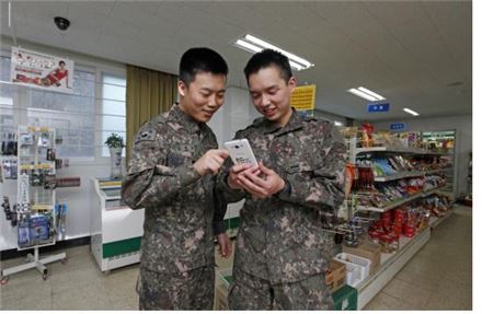 군장병들이 부대내에서 휴대폰 대여 서비스를 이용하고 있는 모습(이미지출처=우정사업본부)