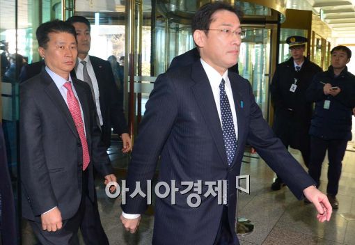 작년 12월 28일 기시다 후미오 일본 외무성 장관이 '위안부 협의'를 위해 서울 도렴동 외교부 청사로 들어오고 있다.
