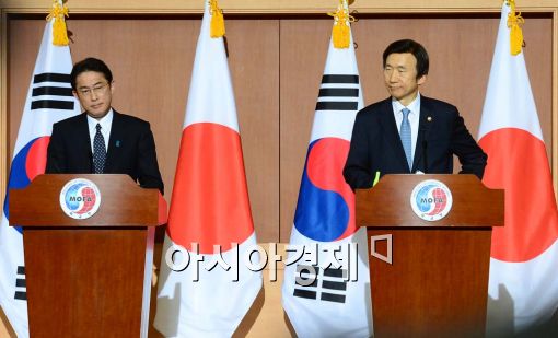 윤병세 외교부 장관(오른쪽)과 기시다 후미오 일본 외무상은 28일 오후 서울 세종로 외교부 청사에 한일 외교장관회담을 열어 일본군 위안부 문제를 타결했다. 사진은 공동기자회견 장면.