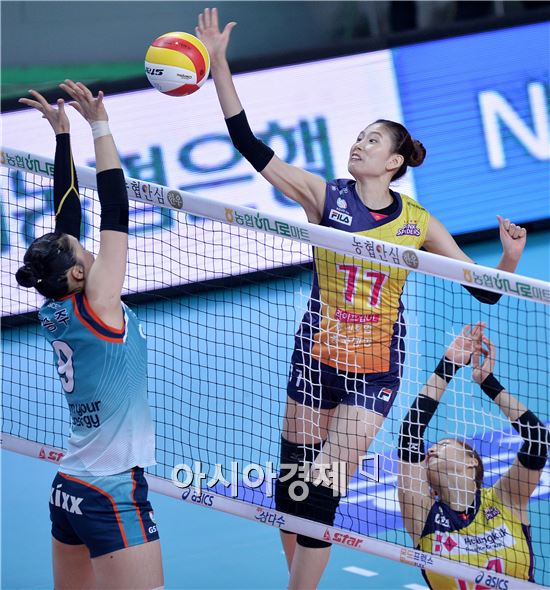 [포토]김수지, '이동 공격 간다'