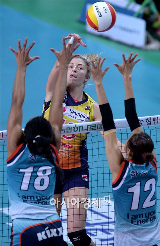 [포토]테일러, '블로킹을 피해 살짝~'