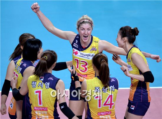 [포토]환호하는 테일러, '역시 내가 해결사'