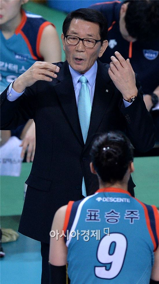 [포토]선수들 독려하는 이선구 감독
