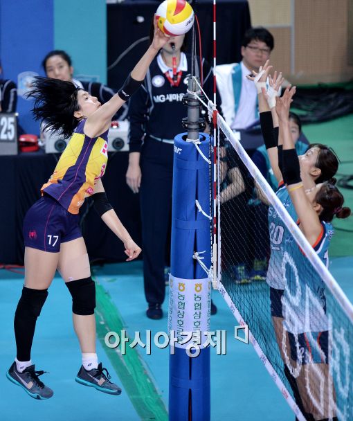 [포토]이재영, '블로킹을 넘어 팁 공격'