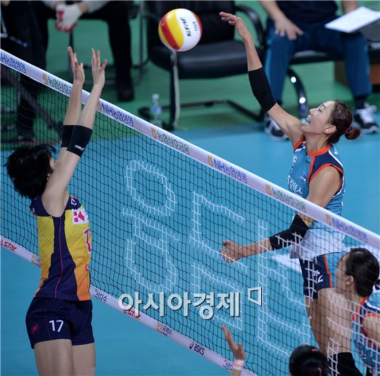 [포토]스파이크 공격 시도하는 한송이