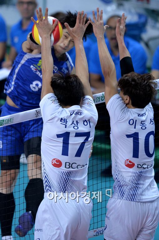 [포토]블로킹에 막힌 김학민의 강타