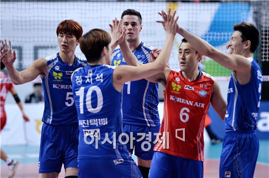 [포토]기뻐하는 대한항공 선수들