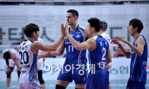 [포토]대한항공, '5연승 하이파이브'