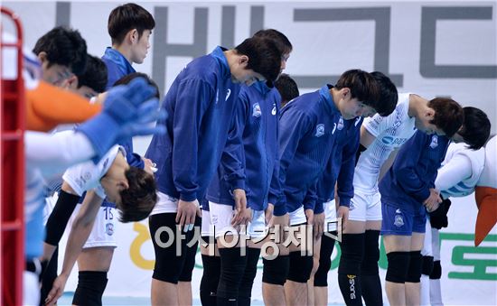 [포토]7연패에 고개숙인 우리카드 선수들