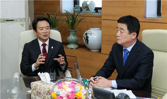 남경필 경기지사(왼쪽)가 28일 강득구 경기도의회 의장과 누리과정 예산 편성에 대해 이야기를 나누고 있다. 