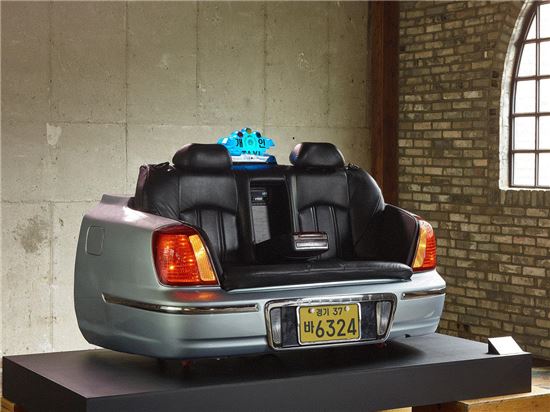 브릴리언트 메모리즈에 전시된 작품인 '택시기사'편의 '미스터 택시'. 은퇴하는 택시기사의 편안한 휴식을 기원하며 그랜저 택시 트렁크와 뒷좌석 시트를 활용해 소파 형태로 만든 작품.