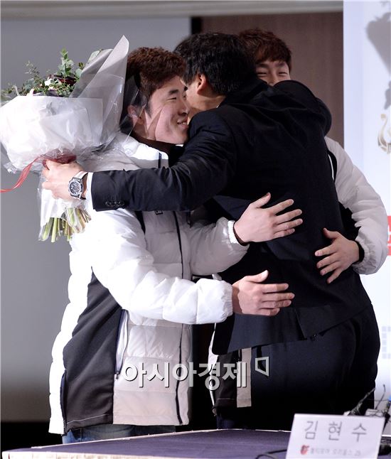 [포토]허경민·박건우와 포옹하는 김현수