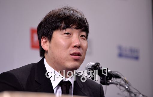 [포토]취재진 질문에 답하는 김현수