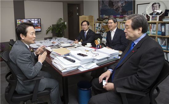 남경필 경기지사가 29일 김무성 새누리당 대표를 면담하고, 누리과정 예산에 대해 설명하고 있다. 